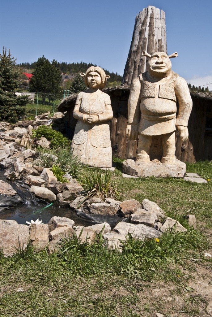 wooden statue of Shrek and Fiona